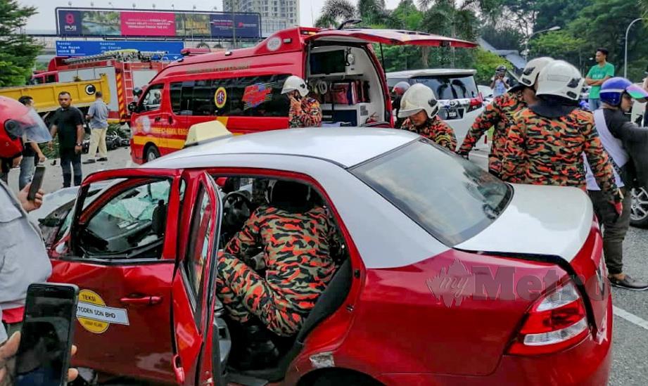 ANGGOTA bomba berusaha mengeluarkan mangsa yang maut selepas teksi dinaiki terbabit kemalangan dengan tiga lagi kenderaan di Jalan Loke Yew, Kuala Lumpur, hari ini. FOTO ihsan bomba. 