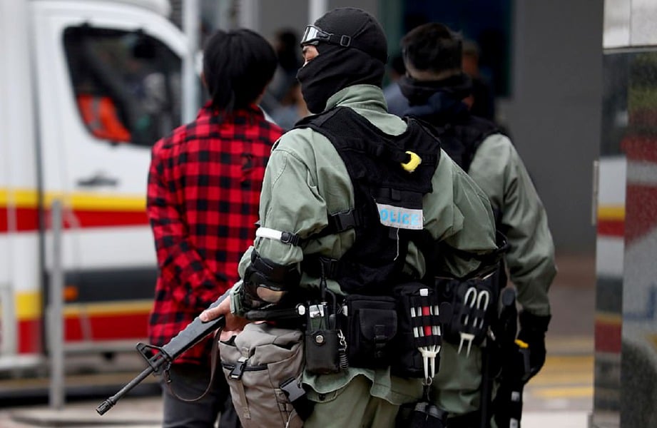 POLIS lengkap bersenjata berkawal di luar kampus. FOTO Agensi