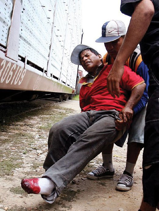 LELAKI ini cedera di kaki selepas gagal melompat untuk menaiki sebuah kereta api di Mexico.