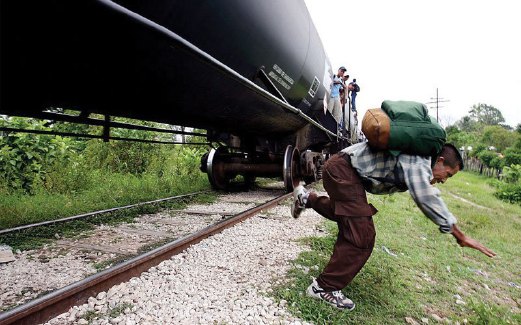 SEORANG lelaki terjatuh ketika cuba melompat naik sebuah kereta api berhampiran Tabasco, Mexico.