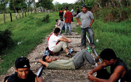 KUMPULAN pemuda ini duduk berehat dan tidur di atas landasan sementara menunggu kereta api di utara Mexico.