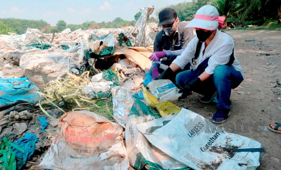 LYDIA (kanan) menunjukkan sampah dibuang di kawasan tepi Sungai Muda di Kampung Kemumbung, Sidam Kiri, Sungai Petani, hari ini. FOTO Nor Farhani Che Ad.
