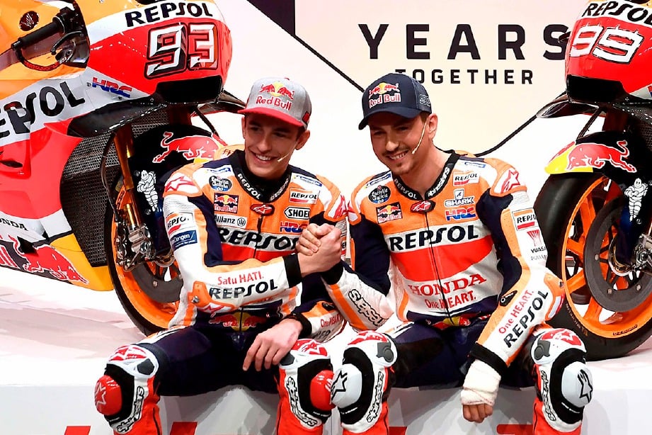 MARQUEZ (kiri) dan Lorenzo bergandingan dalam pasukan Repsol Honda yang baharu. FOTO AFP