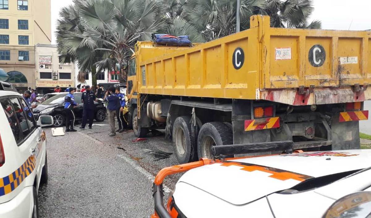 LORI jenis tipper terbabit kemalangan dengan lima kenderaan awam di Jalan Ipoh, Kuala Lumpur pada 6 September. FOTO Ihsan pembaca