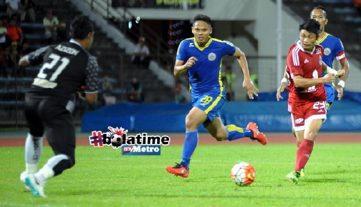 Penyerang Maxius Musa (kanan) melepasi dua pertahanan Perlis untuk gol pertama Sabah dalam Liga Perdana di Stadium Likas, Kota Kinabalu. FOTO STR/LANO LAN