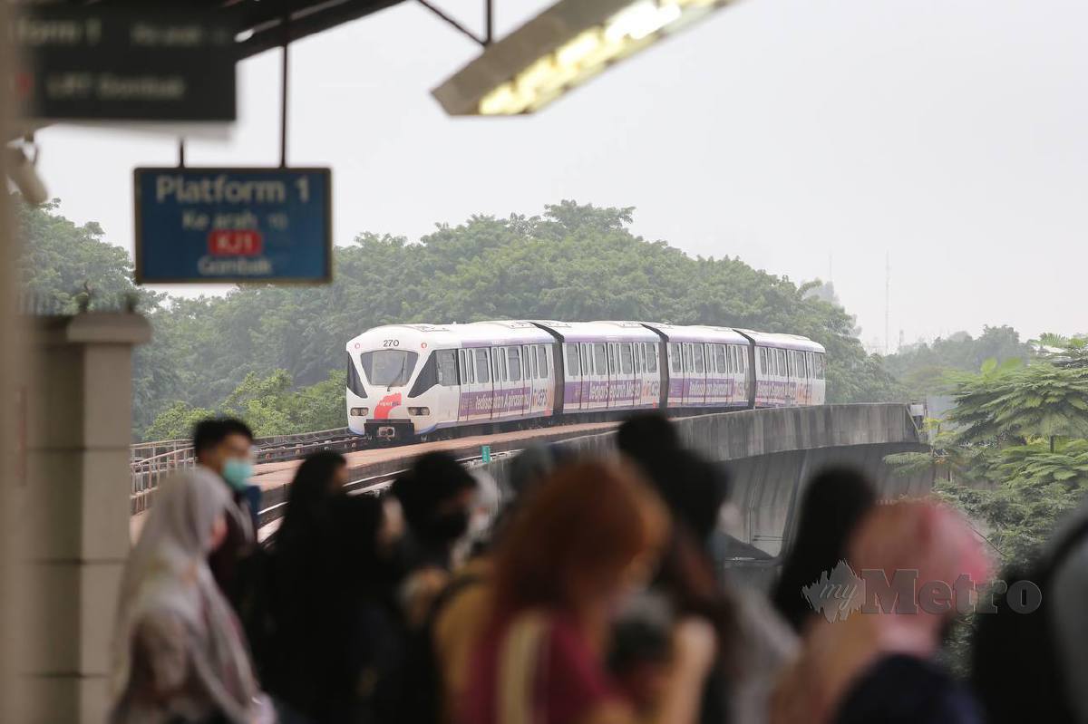 ORANG ramai kembali menggunakan LRT laluan Kelana Jaya yang dibuka semula 6 pagi tadi. FOTO Aswadi Alias 
