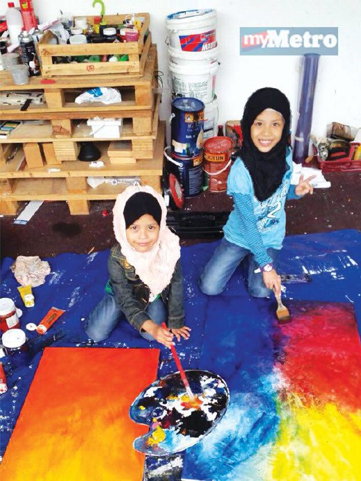 KEDUA-dua anaknya Nur Syakira, 8, dan Nur Athirah, 6, turut menunjukkan minat terhadap kaligrafi.
