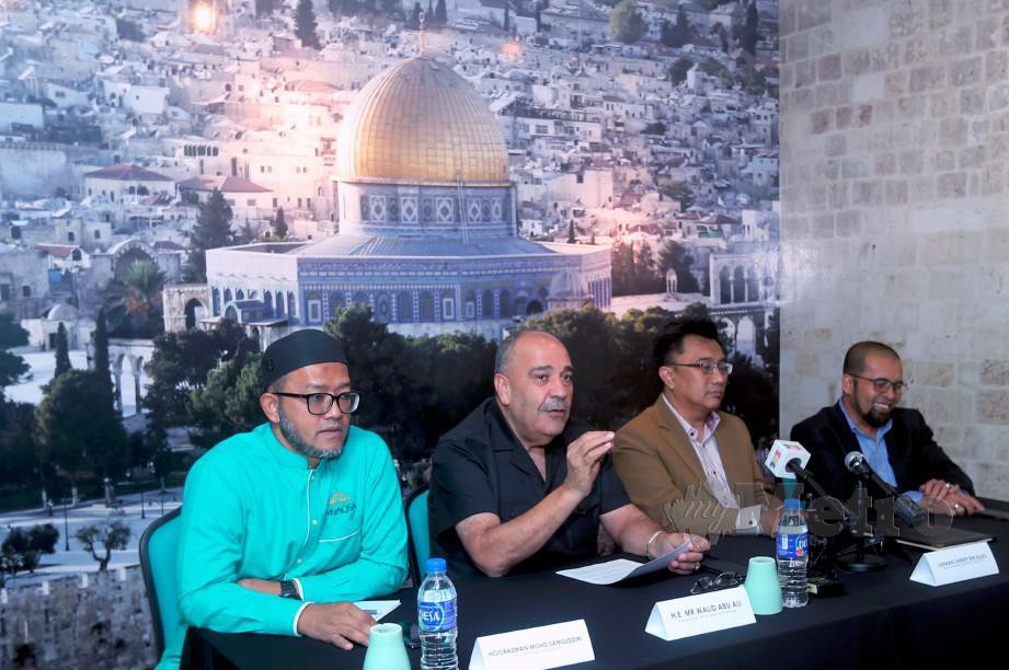 DUTA Palestin ke Malaysia, Walid Abu Ali bersama Ketua Delegasi Yayasan MyAQSA, Lukman Sheriff Alias (dua kanan) ketika sidang media berhubung proses tuntutan di Mahkamah Jenayah Antarabangsa (ICC) terhadap Israel di Putrajaya. FOTO Mohd Fadli Hamzah