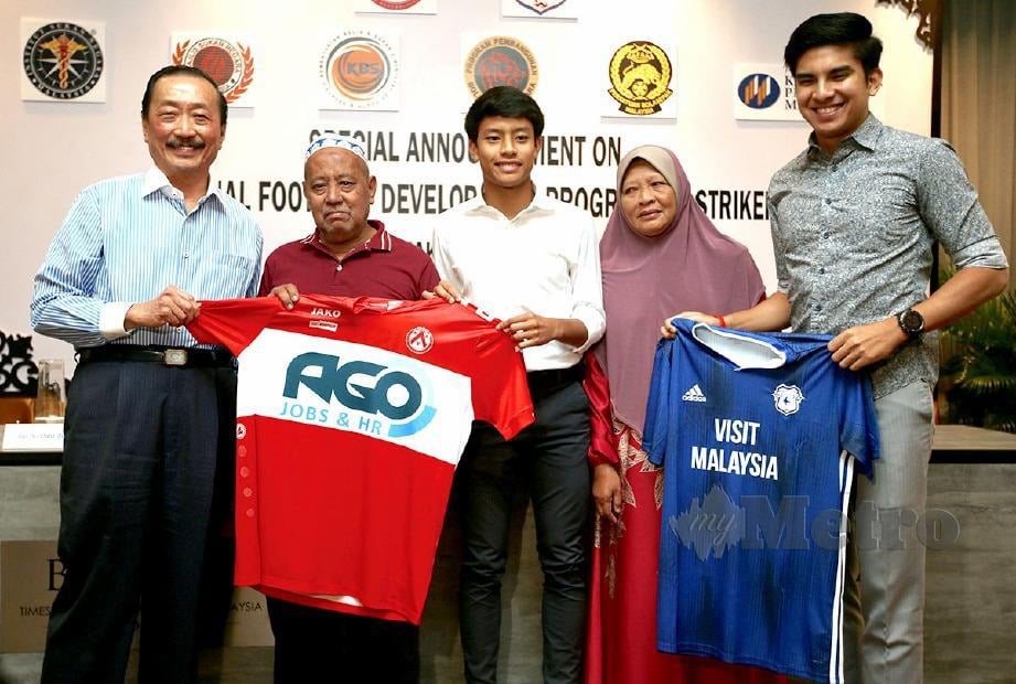 LUQMAN (tengah) bergambar bersama ibu bapa, Vincent (kiri) dan Syed Saddiq. FOTO Mohd Khairul Helmy Mohd Din