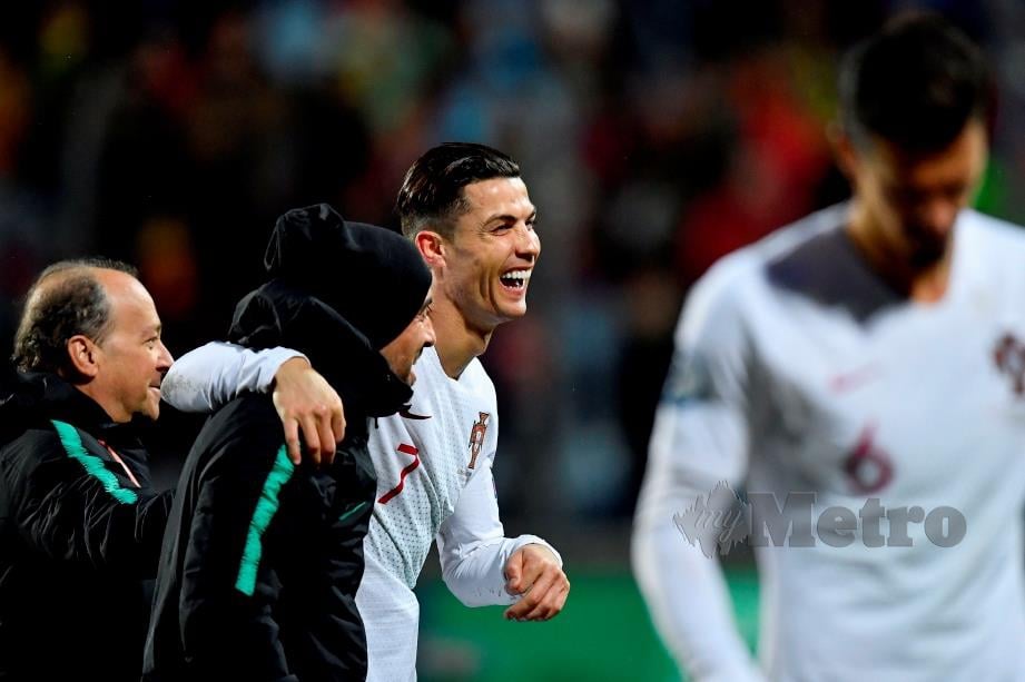Ronaldo (tengah) sandaran Portugal. FOTO AFP