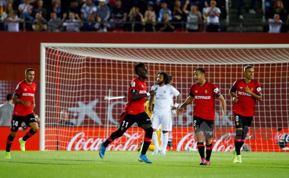 Lago Junior (dua kiri) menjaringkan gol buat Mallorca. FOTO Reuters 