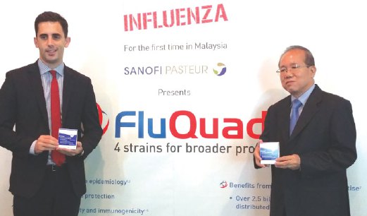 PROF Dr Koh (kanan) dan Baptiste de Clarens menunjukkan vaksin kuadrivalen untuk melawan ancaman influenza.