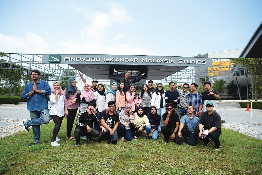 LAWATAN sambil belajar ke Pinewood Iskandar Malaysia Studio, Johor. (Nur Ellyna Aziera berdiri lapan dari kiri).  FOTO Ihsan Nur Ellyana Aziera Azizi