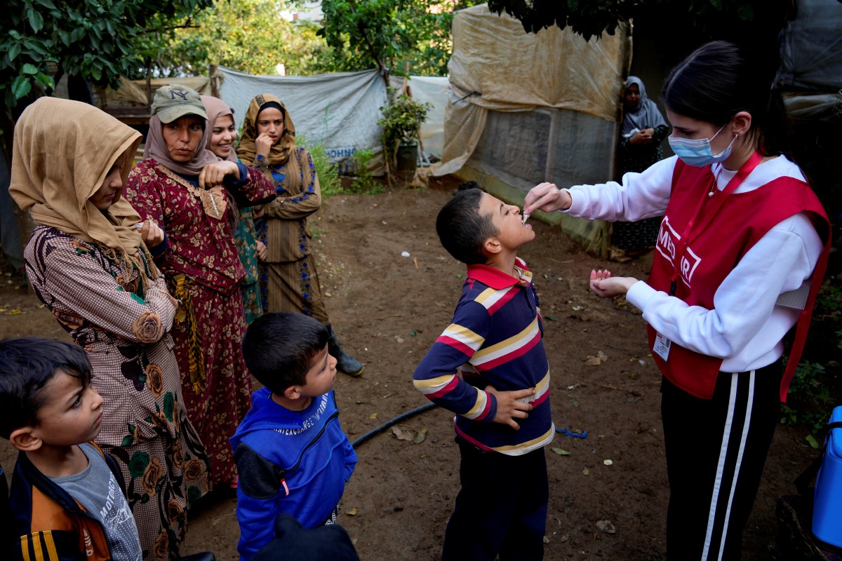KANAK-kanak di kem pelarian Syria menerima vaksin taun di perkampungan Bhanine utara Lubnan. FOTO AP
