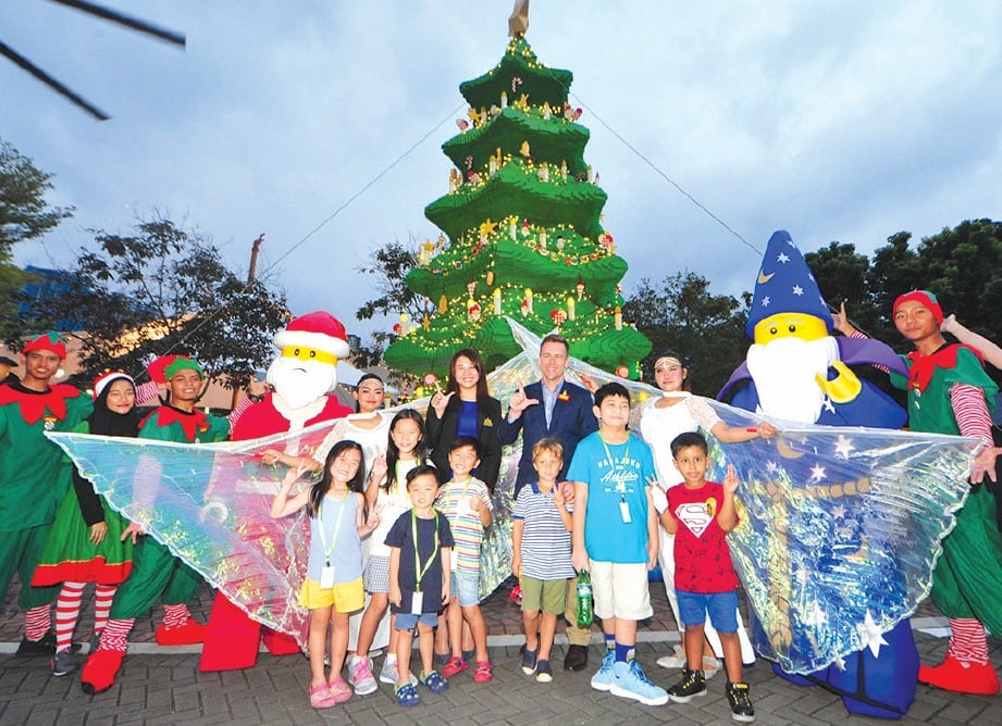  KURT (empat dari kanan) dan Liow (lima dari kanan) di depan pokok Krismas LEGO Duplo tertinggi di Asia Tenggara.