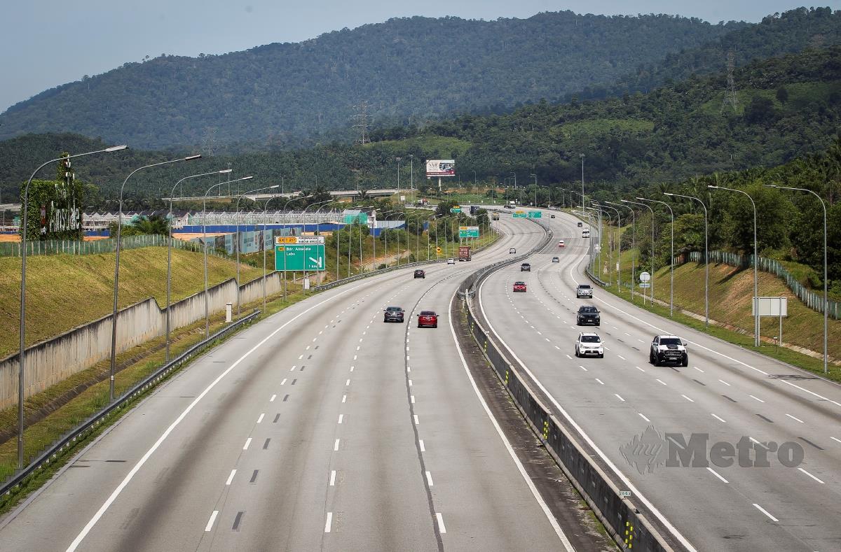 Tinjauan aliran trafik lengang dari arah utara Lebuh Raya Utara-Selatan (PLUS) berhampiran susur keluar  di Plaza Tol Bandar Ainsdale berikutan pelaksanaan Perintah Kawalan Pergerakan Bersyarat (PKPB). FOTO Azrul Edham Mohd Aminuddin