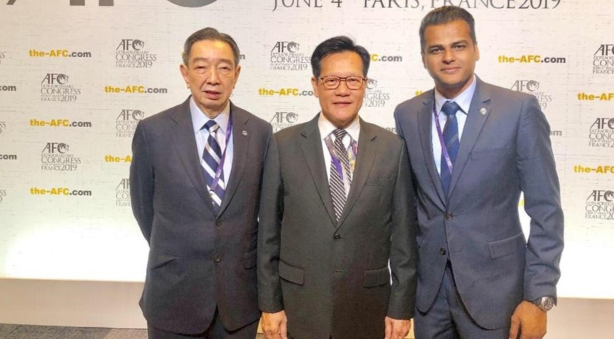 KIA Tong (tengah) mengakui Singapura sentiasa bekerjasama rapat bagi memantau perjalanan kempen Piala AFF kali ini. FOTO Ihsan Persatuan Bolasepak Singapura