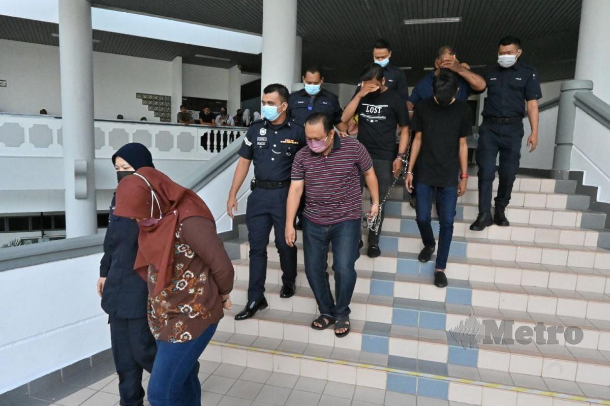 TERTUDUH didenda RM2,500 setiap seorang atas kesalahan menghalang tugas penjawat awam, pada Mac lalu. FOTO Meor Riduwan Meor Ahmad