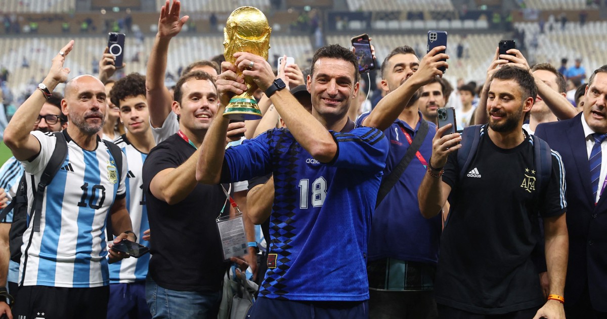 SCALONI (tengah) sah kekal membimbing Argentina sehingga Copa America 2024. FOTO Reuters