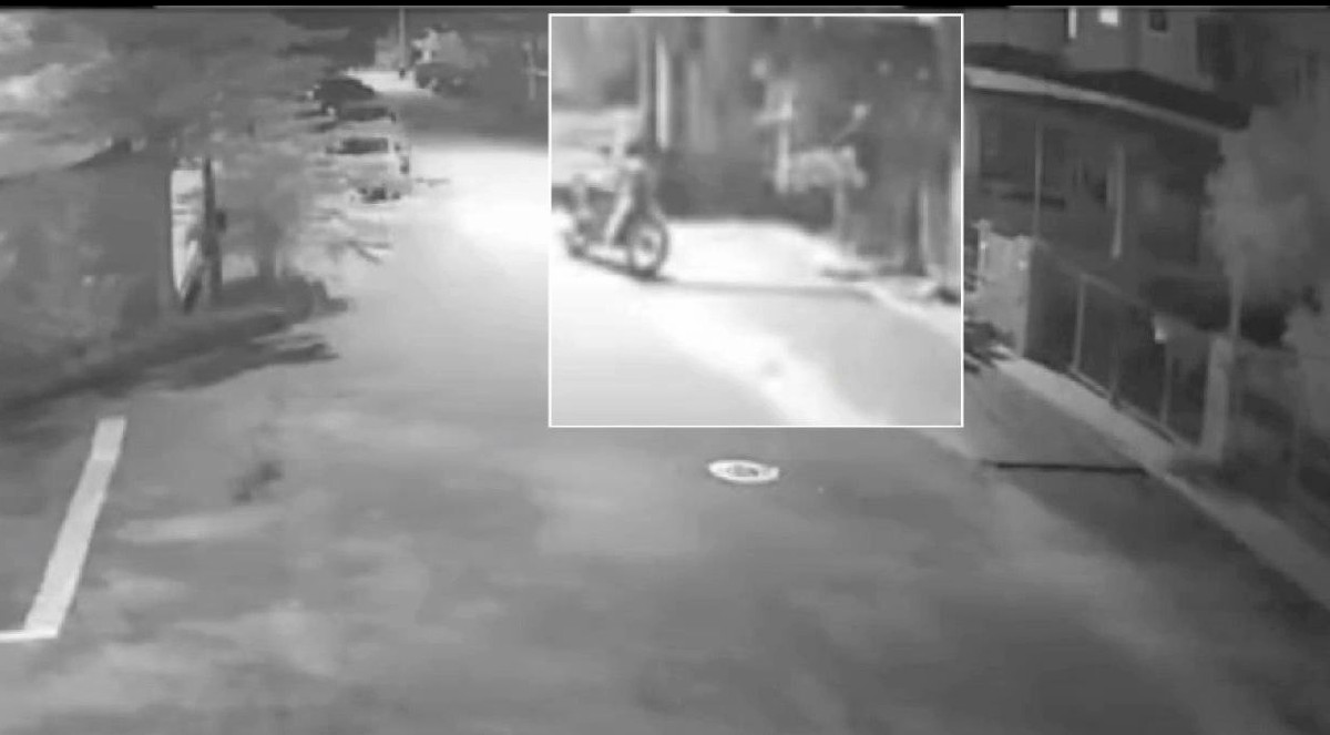 RAKAMAN CCTV menunjukkan seorang lelaki mencuri pakaian dalam di ampaian sebuah rumah. FOTO tular
