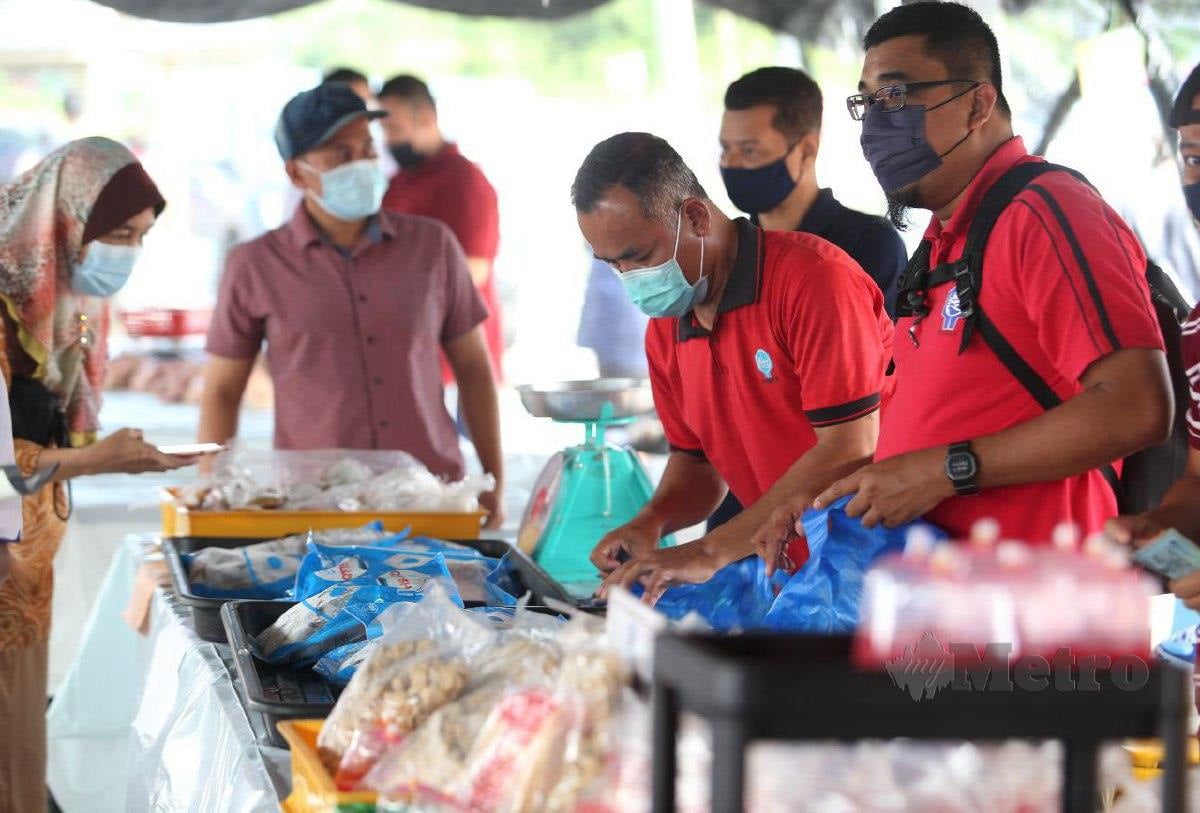 ORANG ramai membeli pelbagai barangan kering dan basah di Program Jualan Keluarga Malaysia di Lubok Jong. FOTO Nik Abdullah Nik Omar