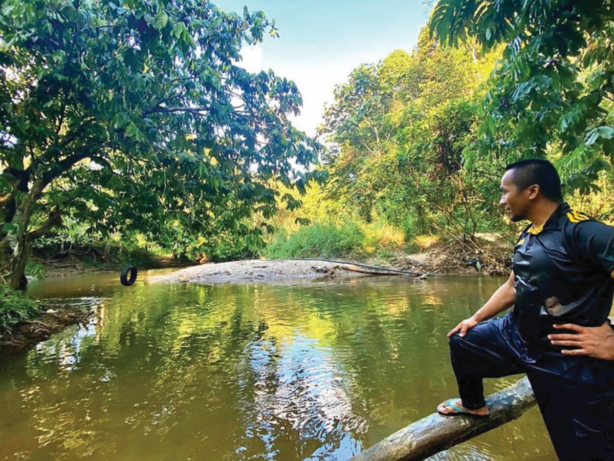 MENIKMATI kesegaran sungai Lui antara aktivit boleh dilakukan pengunjung.