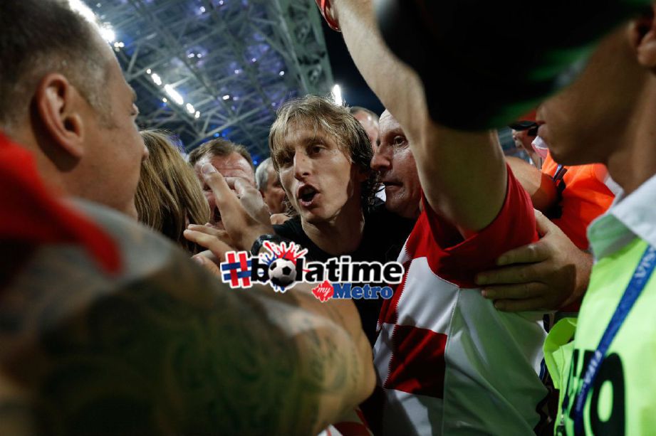 KAPTEN Croatia, Luka Modric meraikan kemenangan bersama peminat Croatia. Foto/AFP 