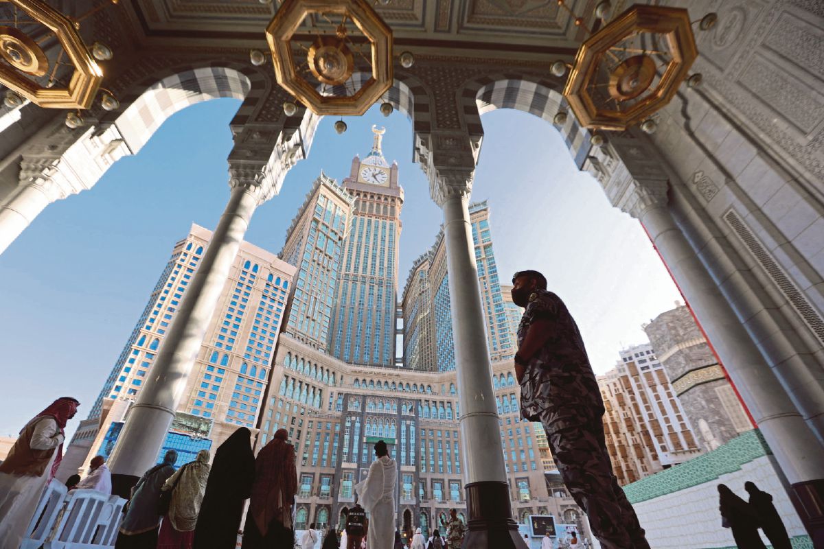 MENARA jam Makkah dilihat dari Masjidilharam, Makkah. FOTO AFP. 