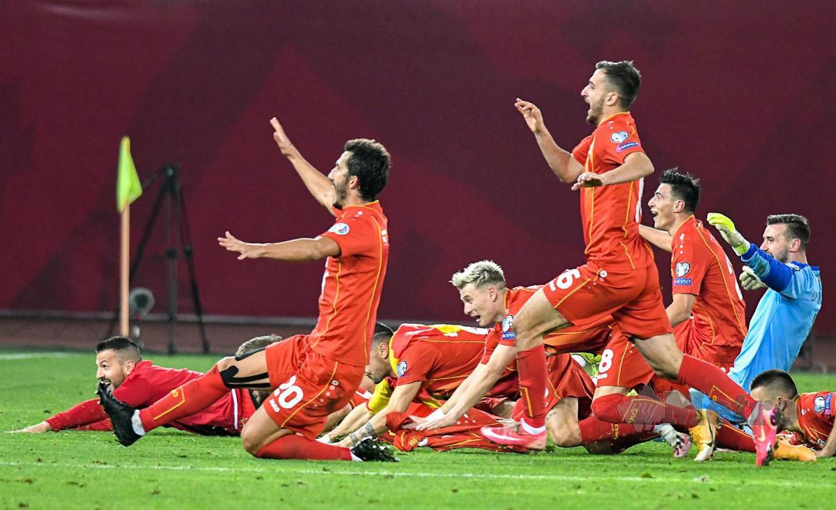 Pemain Macedonia Utara gembira cipta sejarah layak di pusingan akhir Euro 2020. FOTO AFP