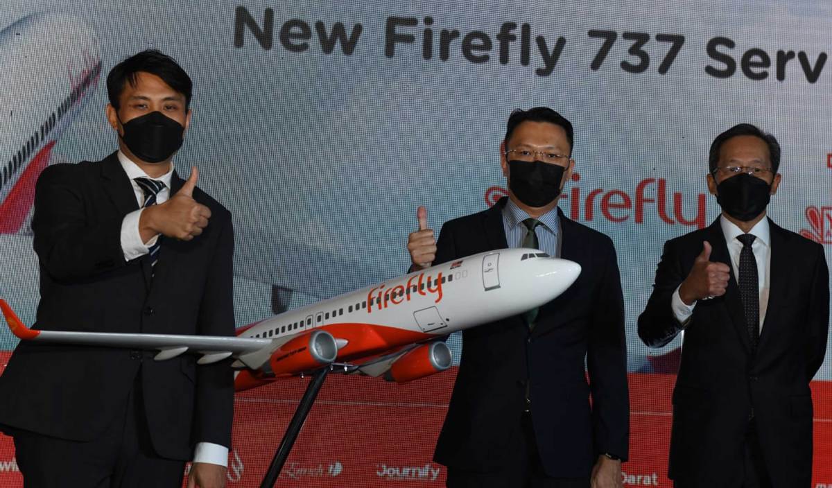 EXCO Pelancongan dan Ekonomi Kreatif Negeri Pulau Pinang Yeoh Soon Hin (tengah) bersama Philip (kiri) dan  Izham pada majlis pelancaran Penerbangan Pertama Jet Firefly Boeing 737-800 di Lapangan Terbang Antarabangsa (LTAB) Pulau Pinang. FOTO BERNAMA