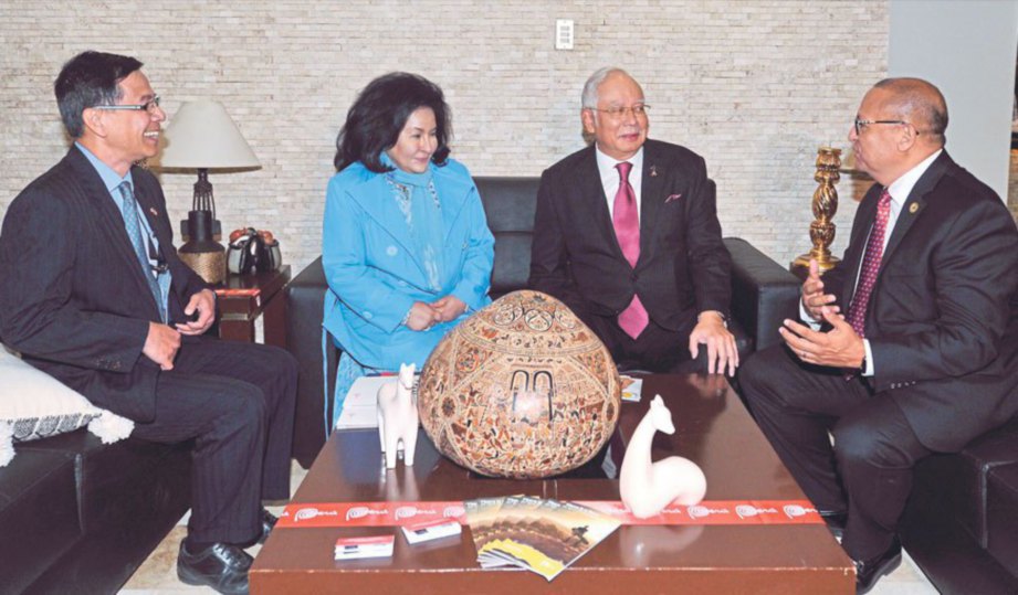 NAJIB dan Rosmah disambut Basombrio (kanan). 