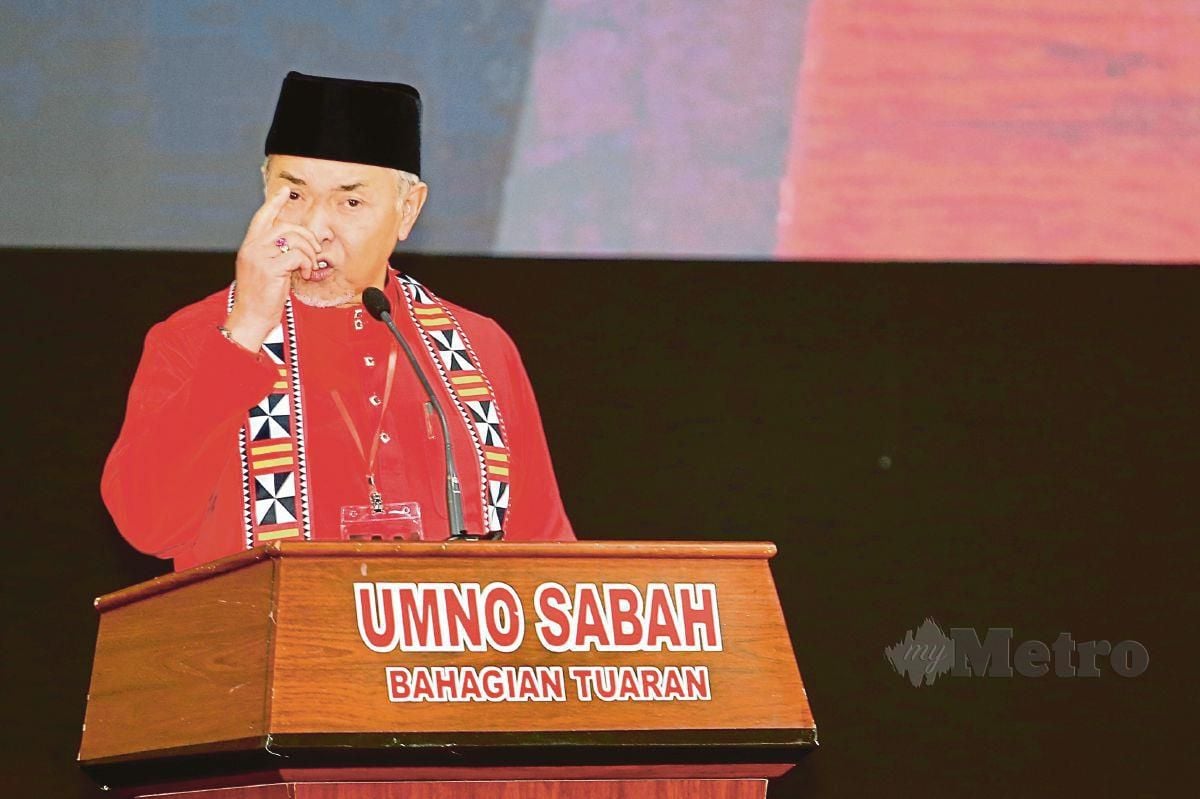 Presiden UMNO, Datuk Seri Dr Ahmad Zahid Hamidi berucap sebelum merasmikan Mesyuarat UMNO Bahagian Tuaran di Dewan Seri Sulaman, di sini, hari ini. FOTO MOHD ADAM ARININ