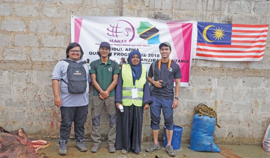 MOHD Firdaus (dua dari kiri) Abdullah Fahim (kiri), Mohammad Mukhlis dan sukarelawan menyelaras misi itu,  Salama. 