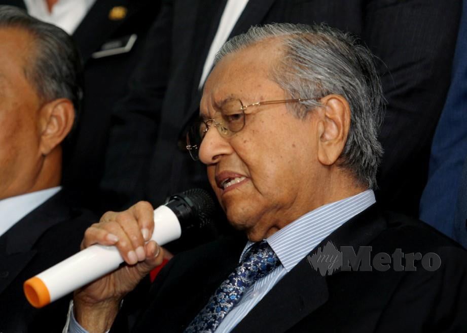 Dr Mahathir pada sidang media selepas mempengerusikan Mesyuarat Majlis Pimpinan Tertinggi BERSATU di Ibu Pejabat BERSATU. FOTO Eizairi Shamsudin