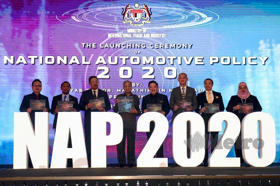 PERDANA Menteri, Tun Dr Mahathir Mohamad (empat dari kiri) bersama Menteri Perdagangan Antarabangsa dan Industri (MITI), Datuk Darell Leiking, Timbalan Menteri Perdagangan Antarabangsa dan Industri (MITI), Dr Ong Kian Ming (tiga dari kanan), Ketua Setiausaha Negara (KSN), Datuk Seri Mohd Zuki Ali (tiga dari kiri) dan tetamu kehormat menunjukkan buku Dasar Automotif Kebangsaan (NAP) 2020 pada Majlis Pelancaran Dasar Automotif Kebangsaan (NAP) 2020 di Menara MITI, Kuala Lumpur. FOTO Aizuddin Saad