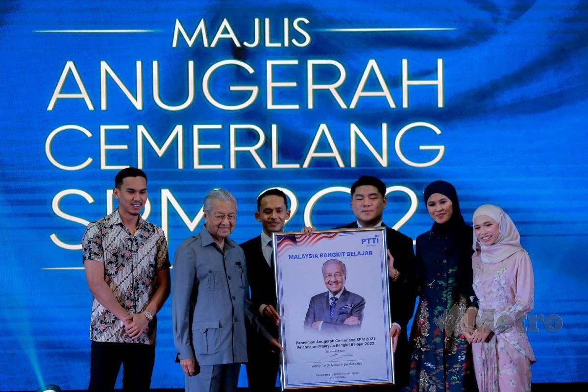 DR Mahathir merasmikan anugerah cemerlang SPM 2021 PTTI Group dan pelancaran Malaysia Bangkit Belajar 2022. Turut hadir, Siti Farhana (dua dari kanan), MK K-Clique (kiri) dan Iman Troye (kanan). FOTO Asyraf Hamzah
