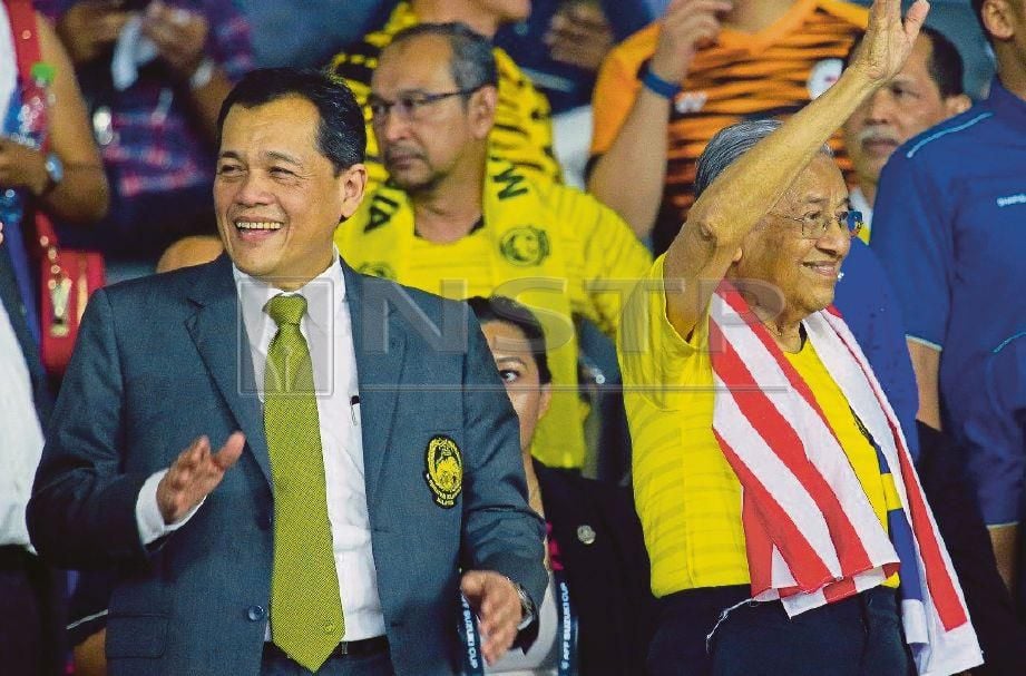 PERDANA Menteri, Tun Dr Mahathir Mohamad diiringi Presiden FAM, Datuk Hamidin Mohd Amin menyaksikan perlawanan final pertama Piala AFF Suzuki 2018 di Stadium Nasional Bukit Jalil. FOTO Asyraf Hamzah