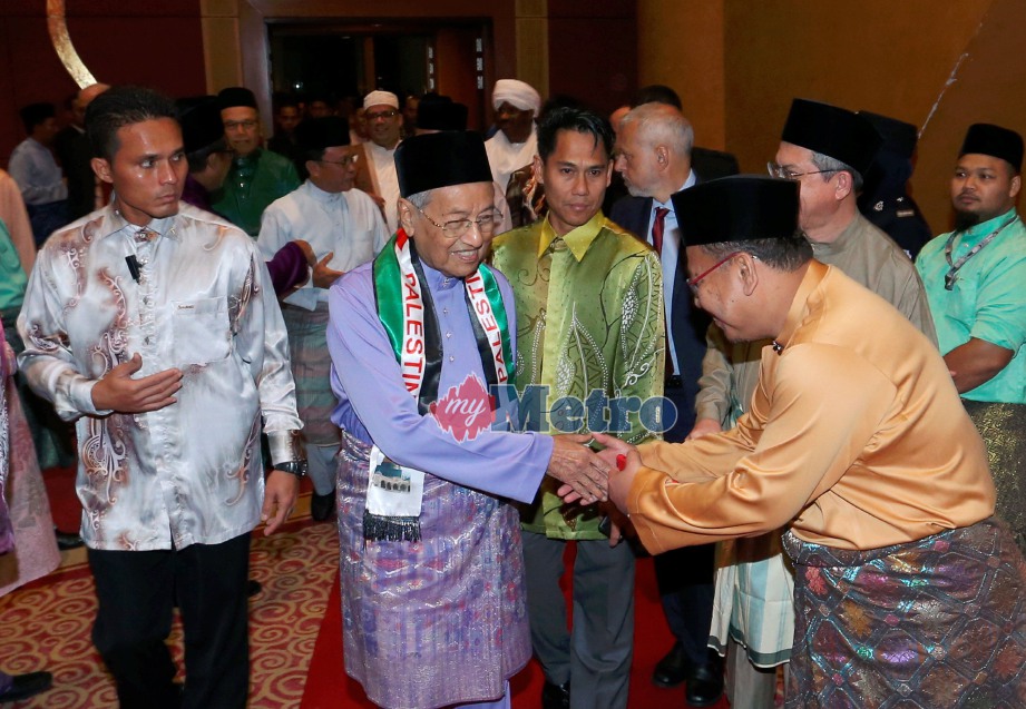 PERDANA Menteri, Tun Dr Mahathir Mohamad semasa bersalam dan beramah mesra dengan tetamu pada majlis Berbuka Puasa Yang Amat Berhormat Perdana Menteri di Pusat Konvensyen Antarabangsa Putrajaya (PICC). FOTO Ahmad Irham Mohd Noor