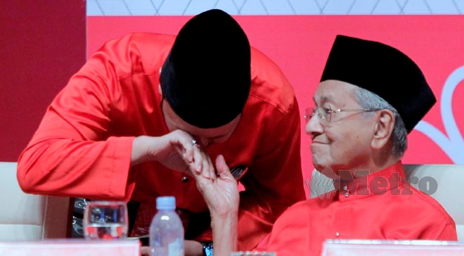 Datuk Seri Mukhriz Mahathir mencium tangan Tun Dr Mahathir. FOTO NSTP