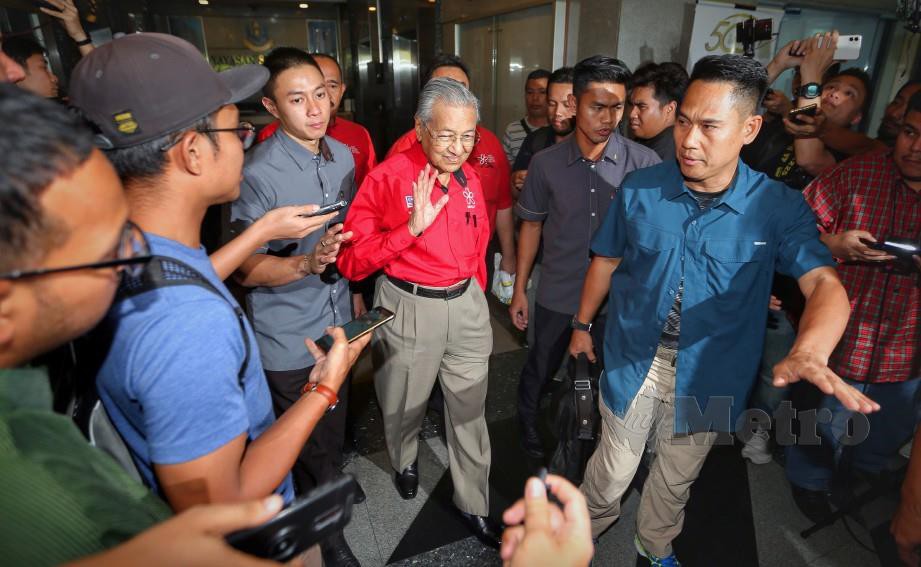 Dr Mahathir ketika keluar dari Ibu Pejabat Parti Bersatu selepas mesyuarat MPT Bersatu di Menara Yayasan Selangor. FOTO Aswadi Alias