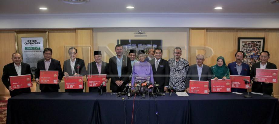 DR Mahathir bersama lapan lagi yang sertai BERSATU. FOTO Luqman Hakim Zubir