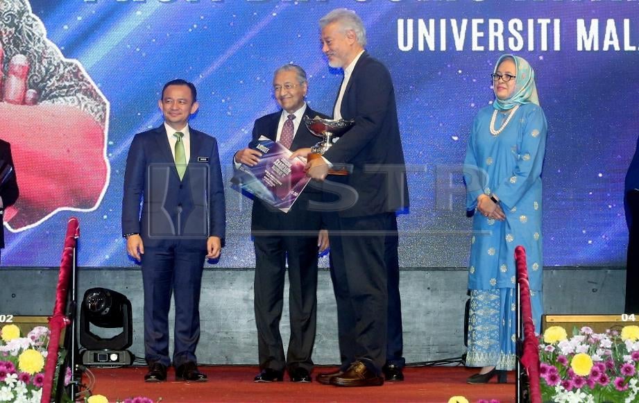 DR Mahathir menyampaikan anugerah Tokoh Akademik Negara kepada Dr Jomo (dua kanan) di Putrajaya, malam ini. Foto MOHD FADLI HAMZAH
