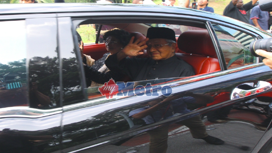 Tun Dr Mahathir bersama isteri, Tun Dr Siti Hasmah tiba di Istana Negara. FOTO Zunnur Al-Shafiq 