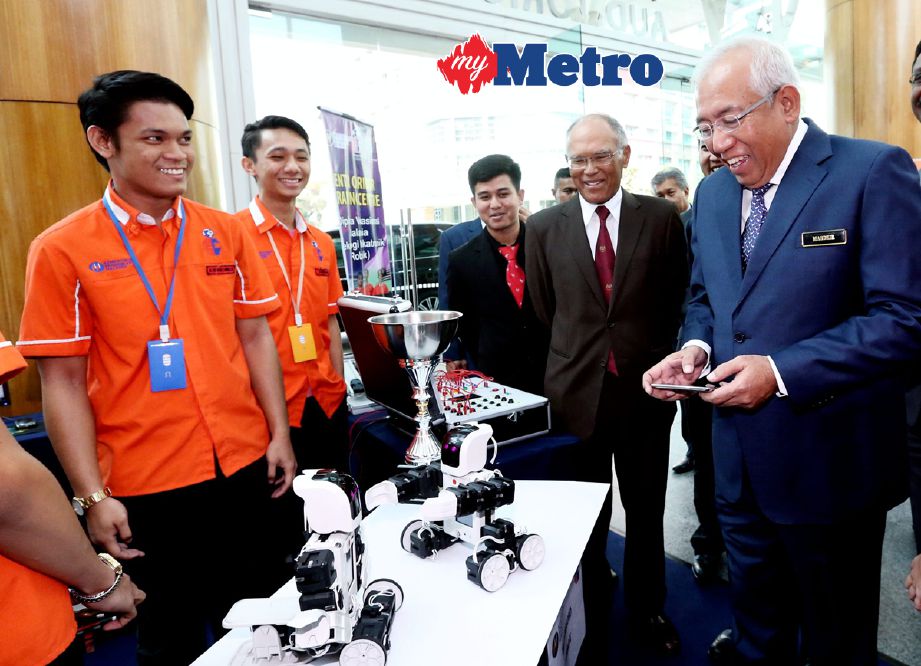 Mahdzir  mencuba mengawal Robot Rero dengan menggunakan telefon pintar ketika melawat pameran Enter Coridor Trainer Centre (EC) sempena Majlis Pelancaran Pelan Pembangunan Pendidikan Malaysia di Putrajaya. FOTO Fariz Iswadi Ismail 