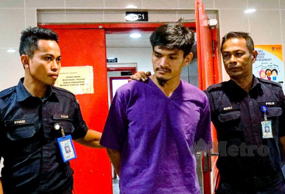 TERTUDUH, Abdul Hafiz Man, 32, dibawa anggota polis keluar dari Mahkamah Majistret Kuala Terengganu sebaik dijatuhi hukuman penjara 12 bulan selepas mengaku salah mencederakan isterinya menggunakan papan luncur, Ahad lalu. FOTO Zaid Salim
