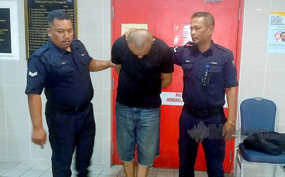Remy Izwan diiring anggota polis selepas dijatuhi hukuman penjara selama empat tahun kerana mencuri dan memecah masuk dua kedai dobi layan diri. Foto Norizuan Shamsuddin 