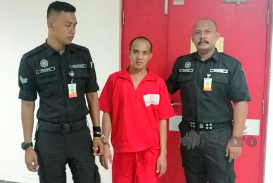 Muhammad Yusof diiringi anggota polis selepas mengaku tidak bersalah di Mahkamah Sesyen, Kuala Terengganu atas pertuduhan merogol isteri orang di Dungun pada tahun lalu. Foto Zatul Iffah Zolkiply