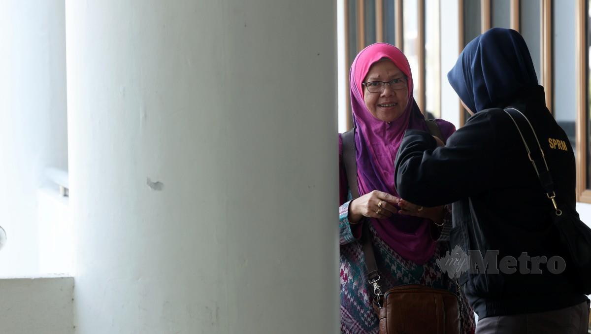 FADZIYANI mengaku tidak bersalah di Mahkamah Sesyen hari ini, atas tuduhan menipu pembantu akaun Jabatan Akauntan Negara Malaysia Negeri Kedah untuk meluluskan bayaran sebanyak RM19,950, enam tahun lalu. FOTO Bernama