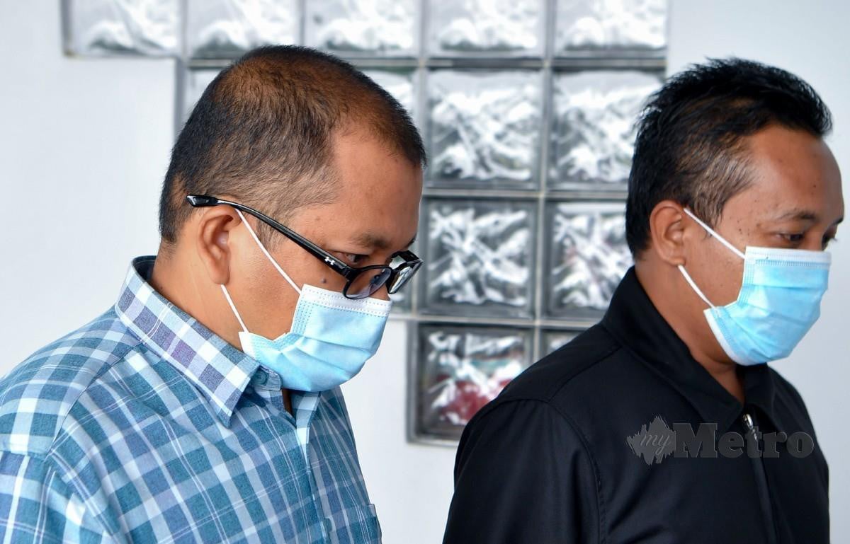 HAIRUDIN Ngadiron, 45, (kiri) dipenjara 14 tahun dan didenda RM341,000 oleh Mahkamah Sesyen Ayer Keroh, hari ini kerana menerima rasuah. FOTO Bernama.