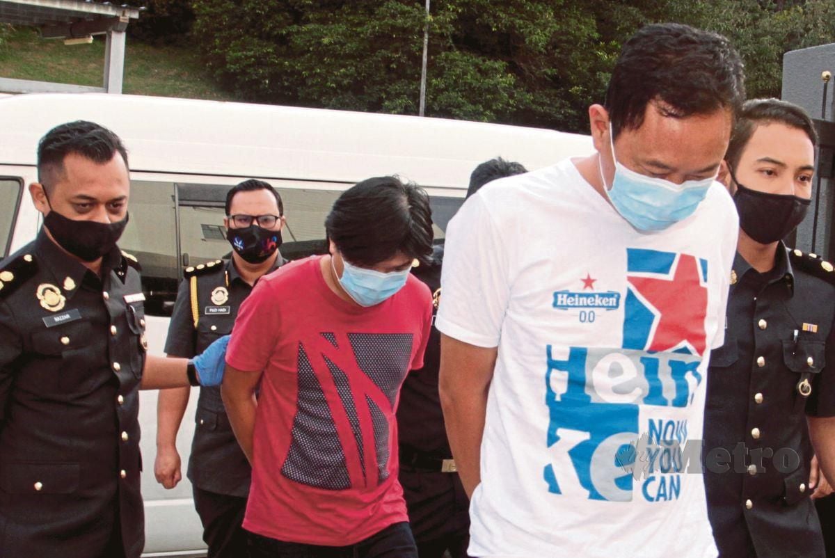 DUA tertuduh dibawa ke Mahkamah Sesyen Johor Bahru atas 21 pertuduhan memiliki, menawarkan dan menggunakan logo halal palsu serta tanpa kelulusan untuk membekalkan daging sejuk beku. FOTO ZAIN AHMED 